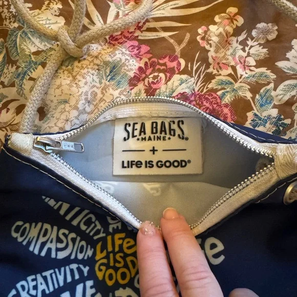 Life Is Good Sea Bags Maine Crossbody with Inspirational Words - Picture 5 of 5
